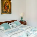 8 Small And Cozy Suite